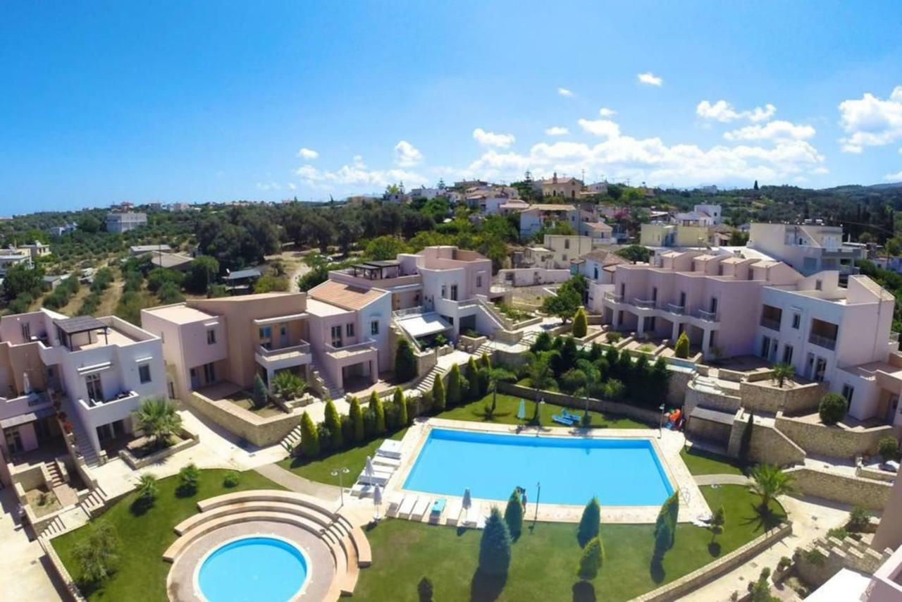 Вилла Chris House Лутра Экстерьер фото